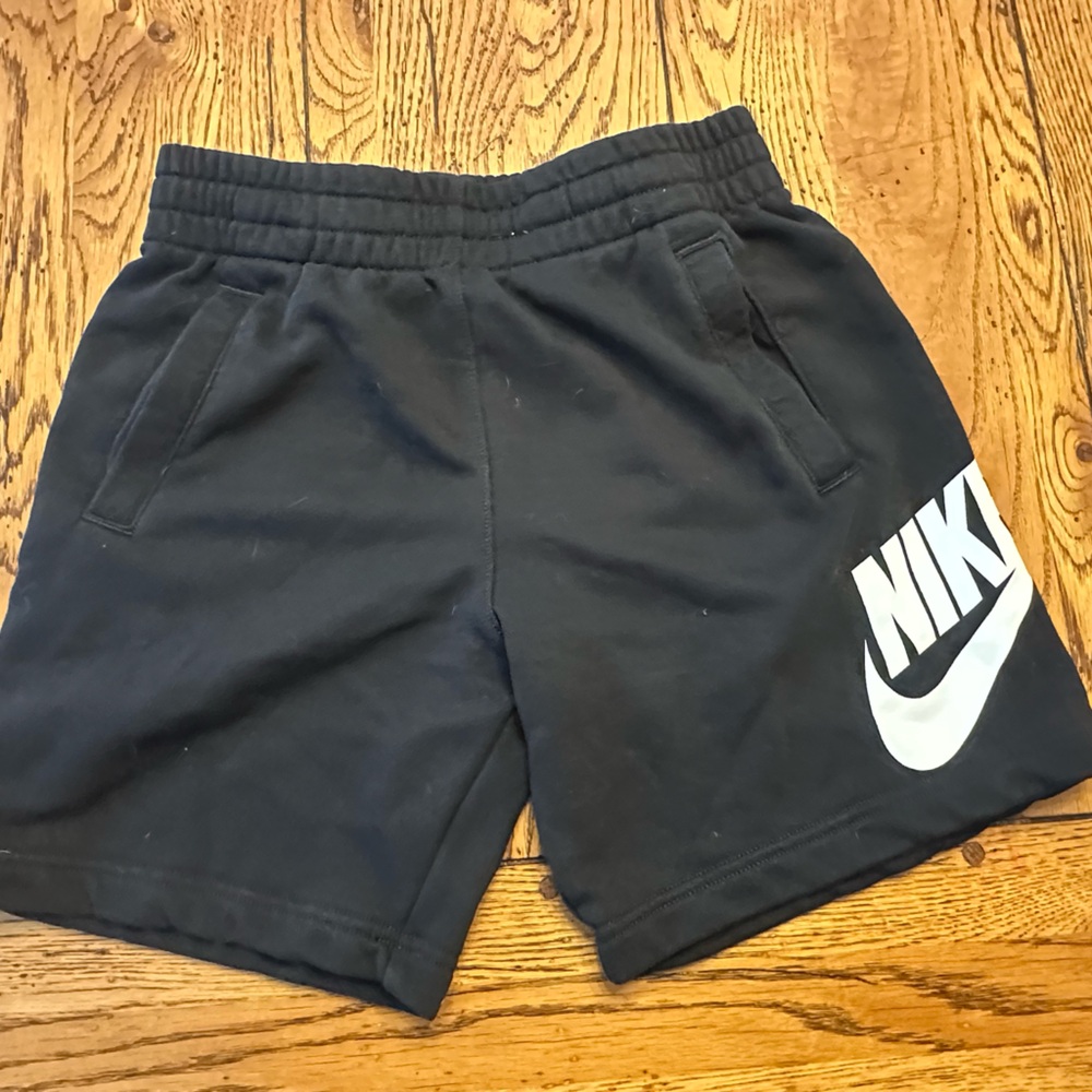 Nike boys athletic knot shorts sz M